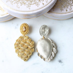 Zauberhafte Soutacheohrringe als goldener Pinienzapfen