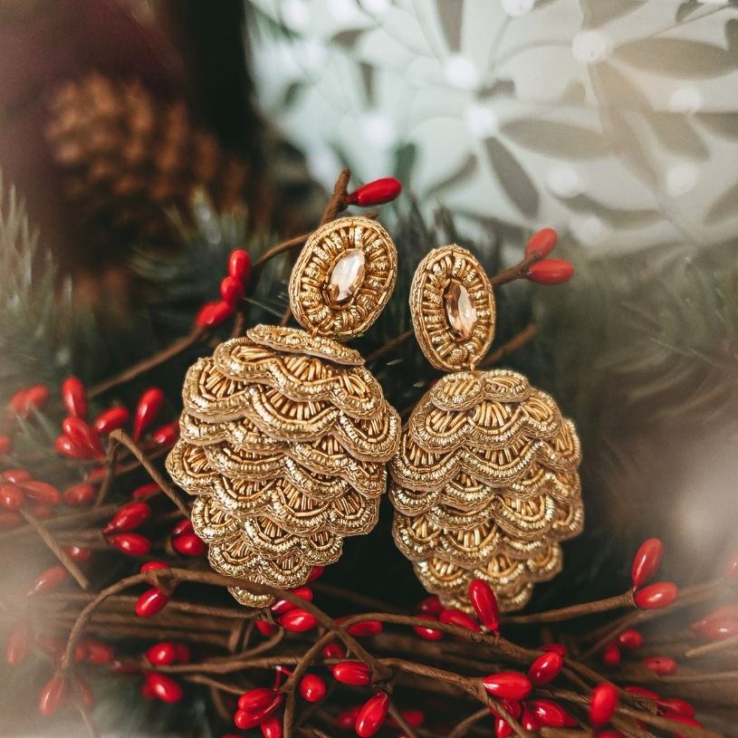 Zauberhafte Soutacheohrringe als goldener Pinienzapfen