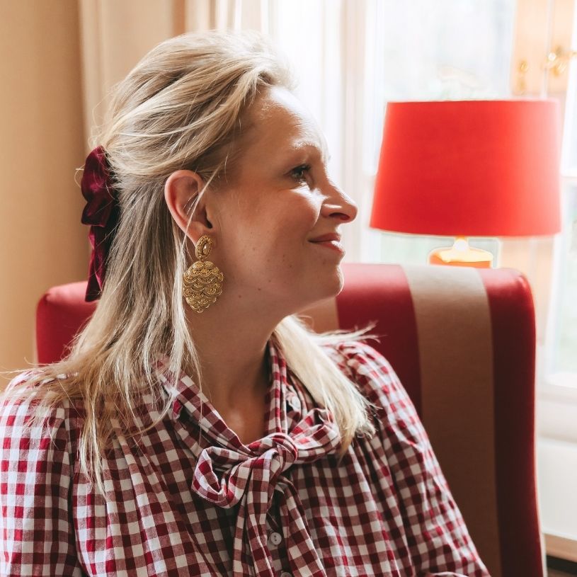 Zauberhafte Soutacheohrringe als goldener Pinienzapfen