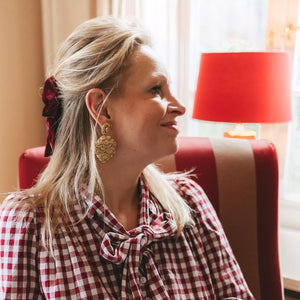 Zauberhafte Soutacheohrringe als goldener Pinienzapfen