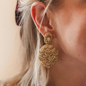 Zauberhafte Soutacheohrringe als goldener Pinienzapfen