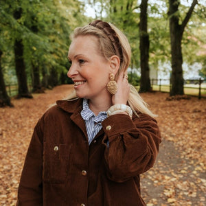 Zauberhafte Soutacheohrringe als goldener Pinienzapfen