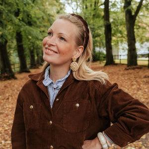 Zauberhafte Soutacheohrringe als goldener Pinienzapfen