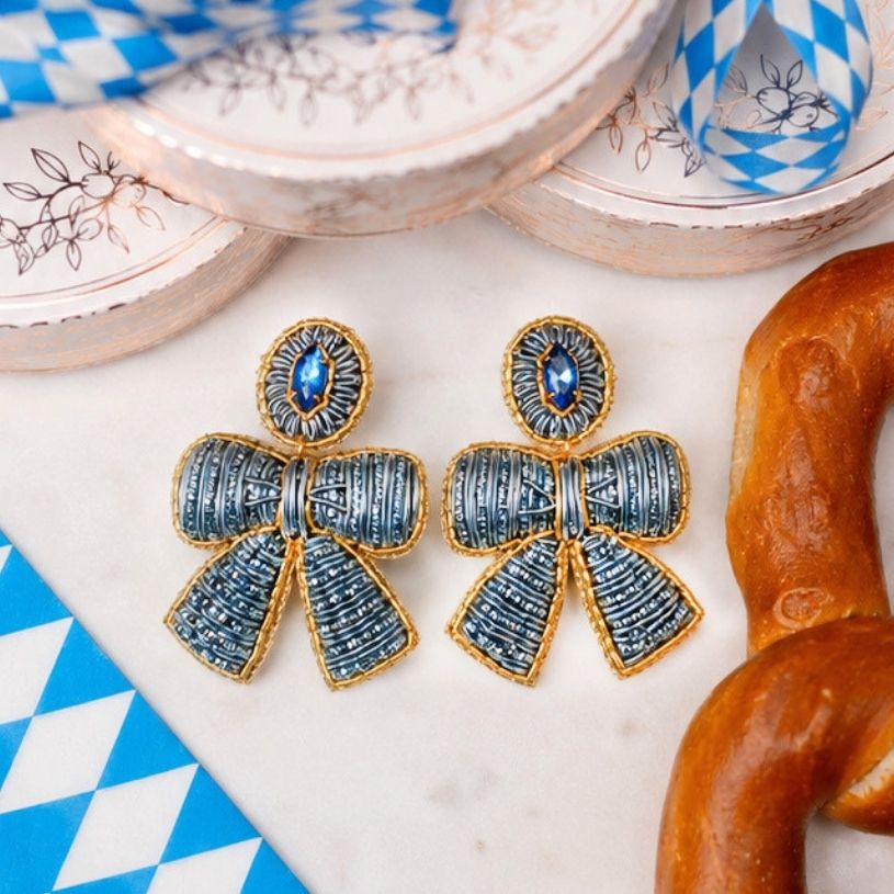 Hellblaue Schleifen-Ohrringe in Soutache-Technik