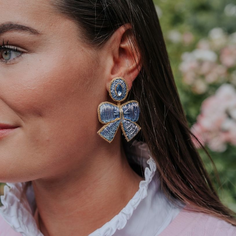Hellblaue Schleifen-Ohrringe in Soutache-Technik