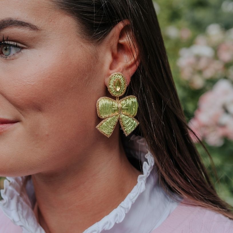 Lindgrüne Schleifen-Ohrringe in Soutache-Technik