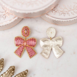 Rosafarbene Schleifen-Ohrirnge in Soutache-Technik