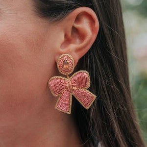Rosafarbene Schleifen-Ohrirnge in Soutache-Technik