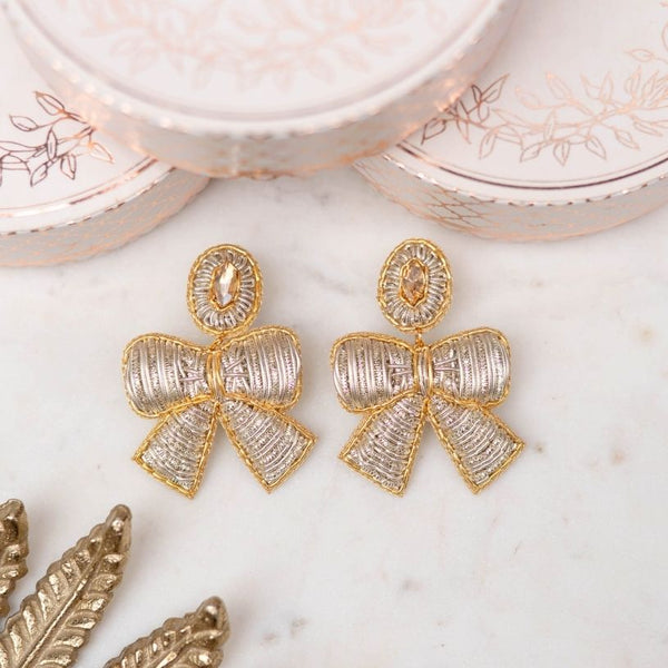 Weiße Schleifen-Ohrringe in Soutache-Technik