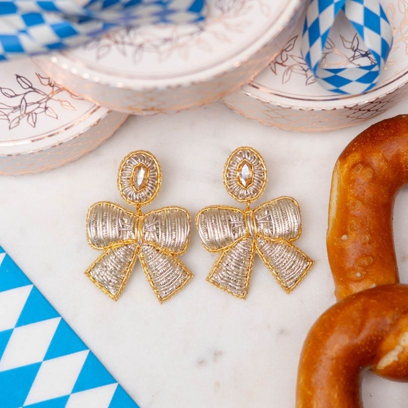 Weiße Schleifen-Ohrirnge in Soutache-Technik
