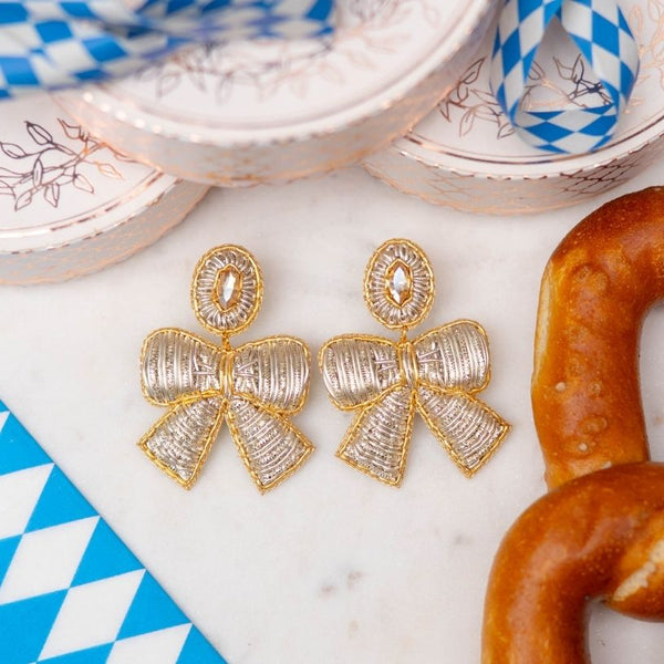 Weiße Schleifen-Ohrirnge in Soutache-Technik