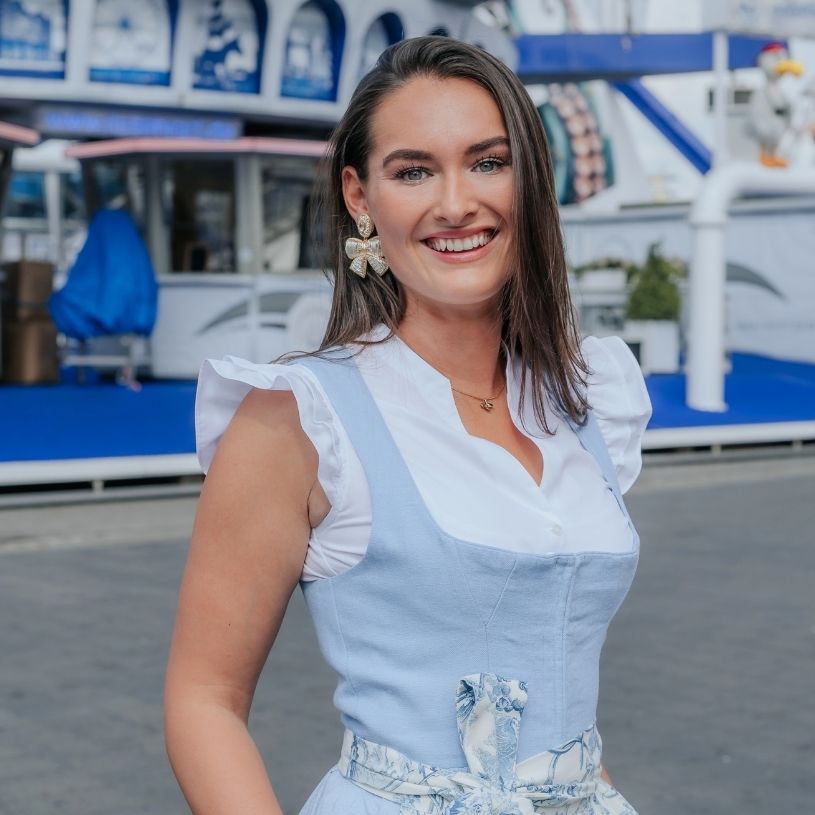 Weiße Schleifen-Ohrirnge in Soutache-Technik