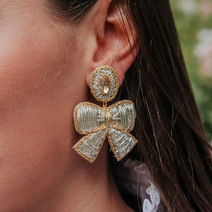 Weiße Schleifen-Ohrirnge in Soutache-Technik