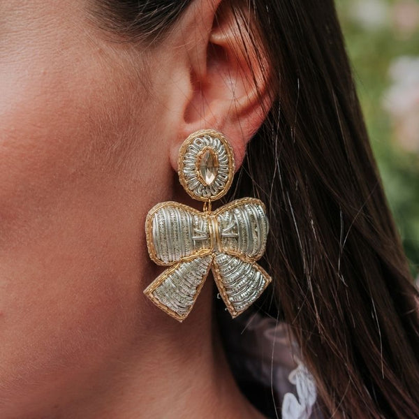 Weiße Schleifen-Ohrirnge in Soutache-Technik