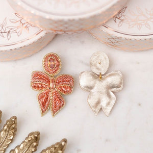 Elegante lachsrosafarbene Soutache-Ohrringe als Schleife