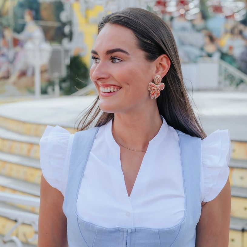 Elegante lachsrosafarbene Soutache-Ohrringe als Schleife