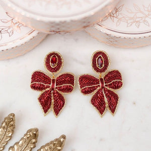 Elegante rote Soutache-Ohrringe als Schleife
