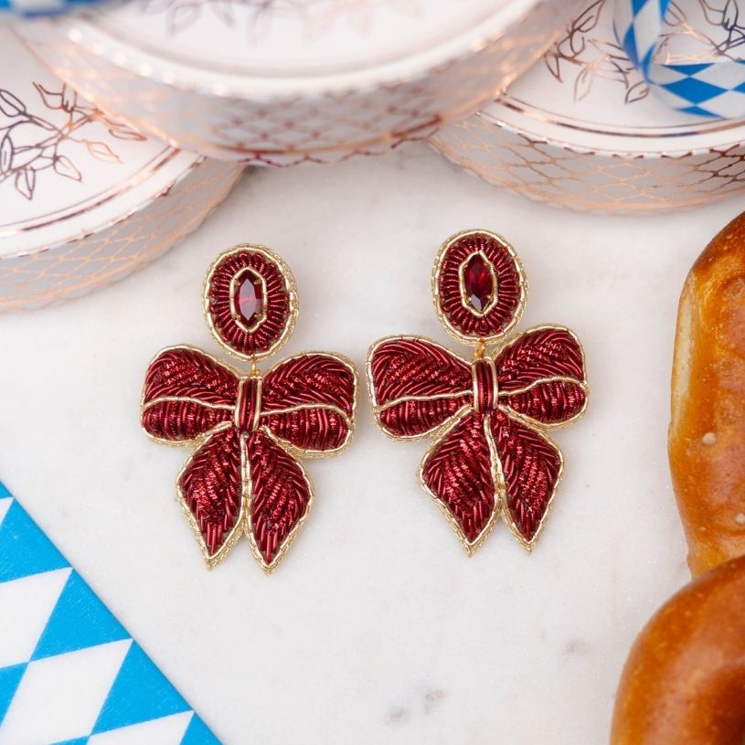 Elegante rote Soutache-Ohrringe als Schleife