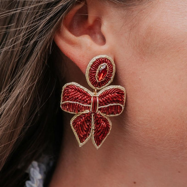 Elegante rote Soutache-Ohrringe als Schleife
