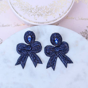 Festliche Soutacheohrringe als dunkelblaue Schleife