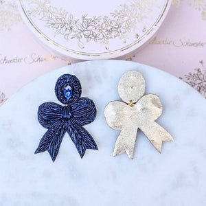 Festliche Soutacheohrringe als dunkelblaue Schleife