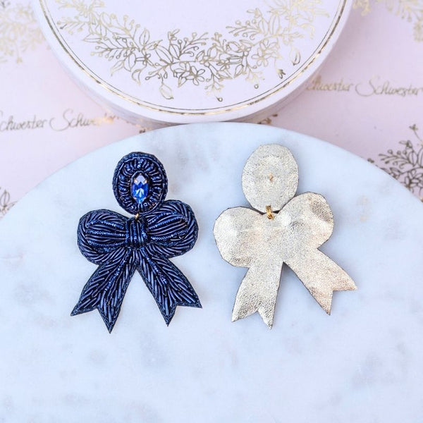 Festliche Soutacheohrringe als dunkelblaue Schleife