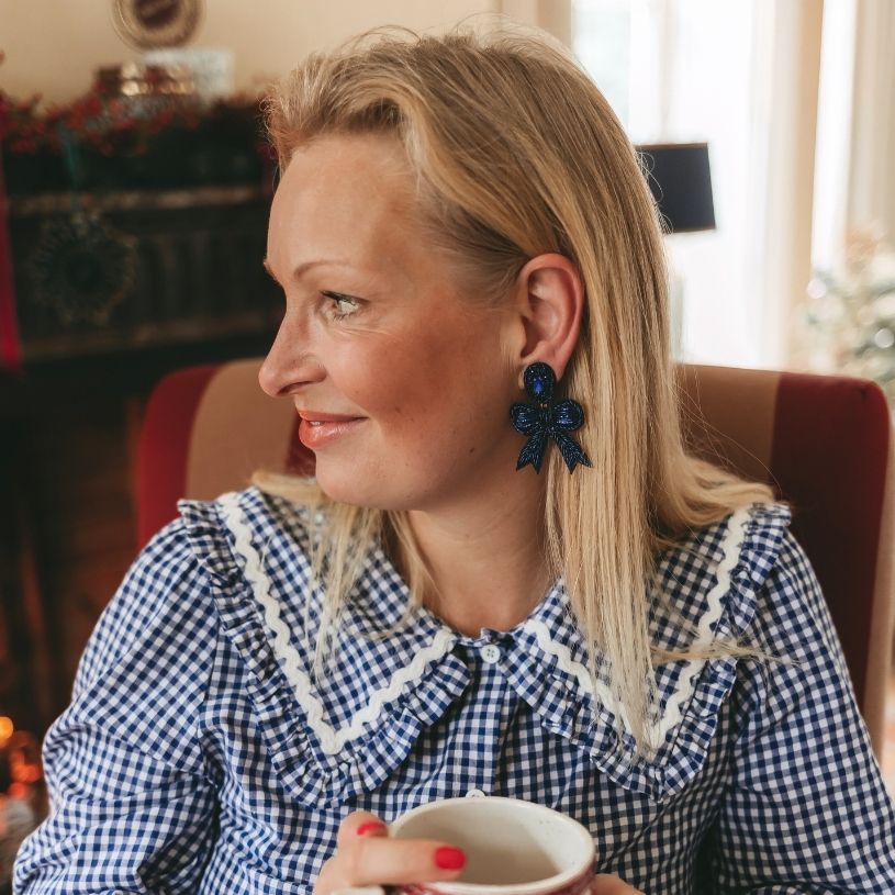 Festliche Soutacheohrringe als dunkelblaue Schleife