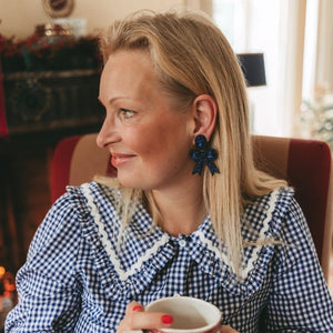 Festliche Soutacheohrringe als dunkelblaue Schleife