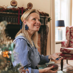 Festliche Soutacheohrringe als dunkelblaue Schleife