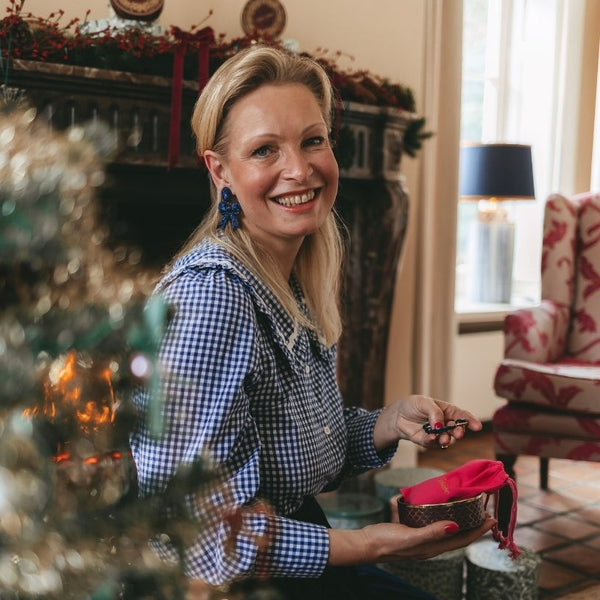 Festliche Soutacheohrringe als dunkelblaue Schleife