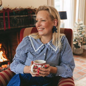 Festliche Soutacheohrringe als dunkelblaue Schleife