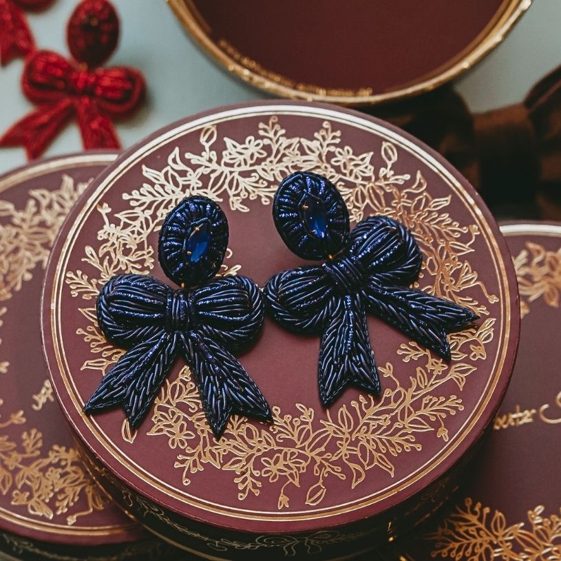 Festliche Soutacheohrringe als dunkelblaue Schleife