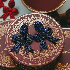 Festliche Soutacheohrringe als dunkelblaue Schleife