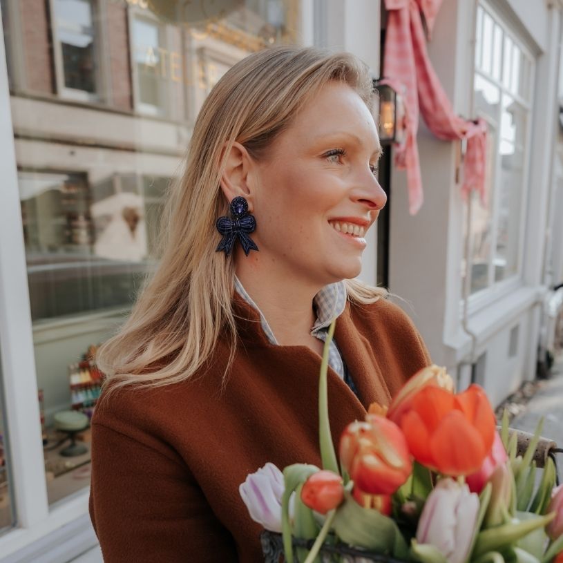 Festliche Soutacheohrringe als dunkelblau Schleife