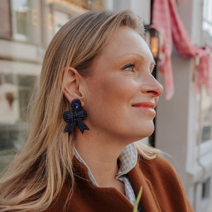 Festliche Soutacheohrringe als dunkelblau Schleife