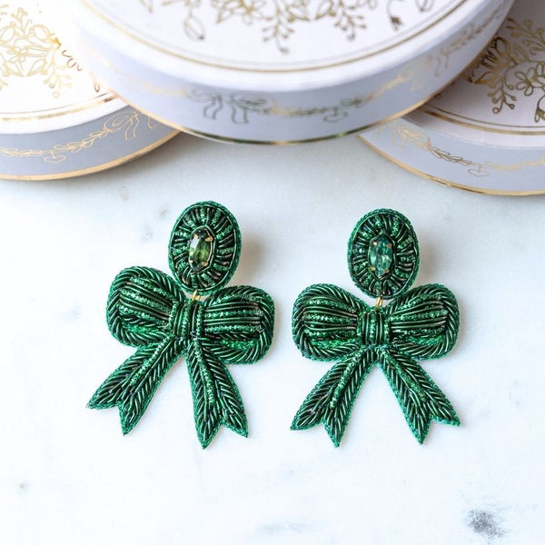 Festliche Soutacheohrringe als dunkelgrüne Schleife