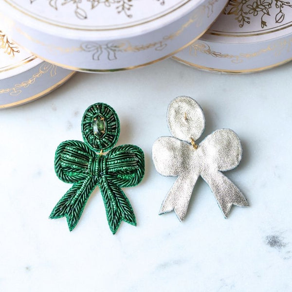 Festliche Soutacheohrringe als dunkelgrüne Schleife