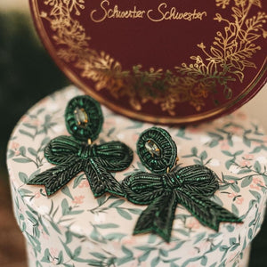Festliche Soutacheohrringe als dunkelgrüne Schleife