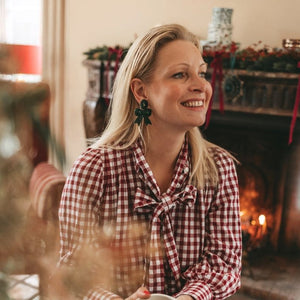 Festliche Soutacheohrringe als dunkelgrüne Schleife