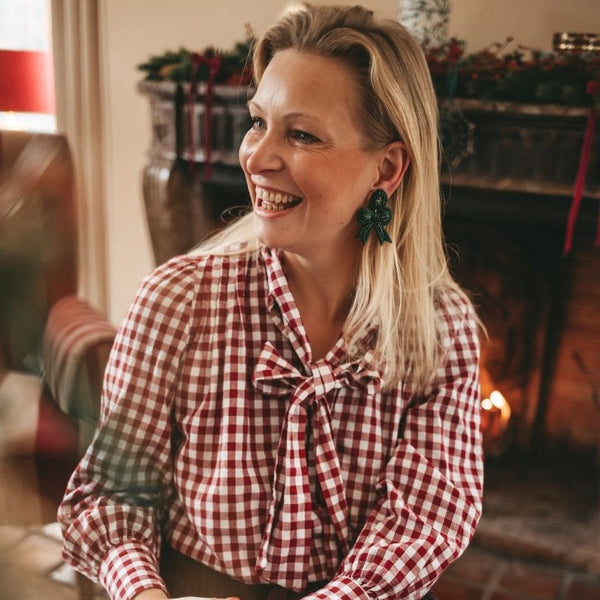 Festliche Soutacheohrringe als dunkelgrüne Schleife