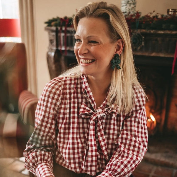 Festliche Soutacheohrringe als dunkelgrüne Schleife