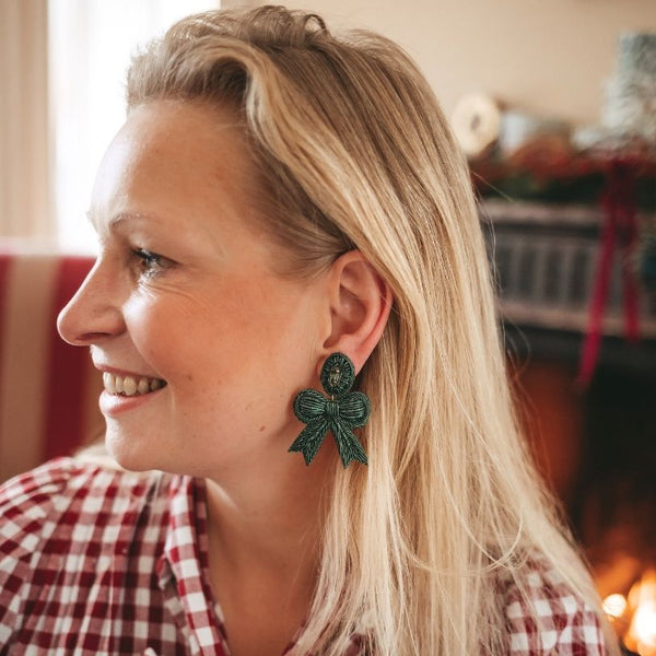Festliche Soutacheohrringe als dunkelgrüne Schleife