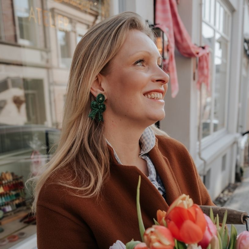 Festliche Soutacheohrringe als dunkelgrüne Schleife