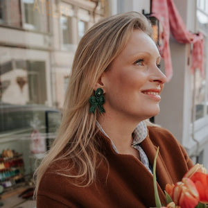 Festliche Soutacheohrringe als dunkelgrüne Schleife