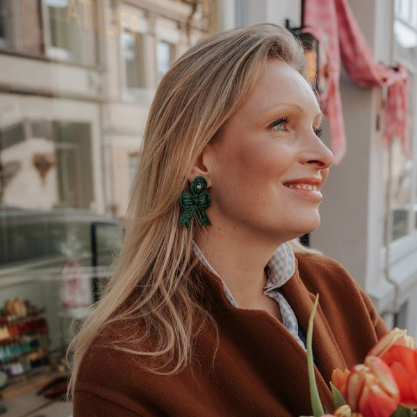 Festliche Soutacheohrringe als dunkelgrüne Schleife