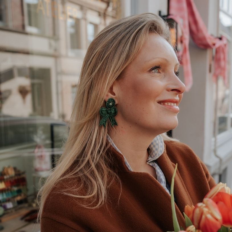 Festliche Soutacheohrringe als dunkelgrüne Schleife