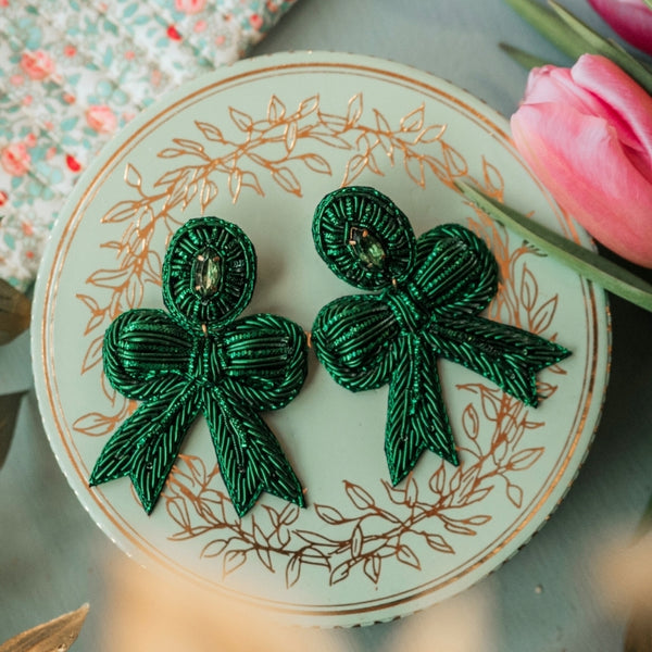 Soutacheohrringe als dunkelgrüne Schleife