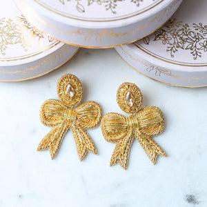 Festliche Soutacheohrringe als goldene Schleife