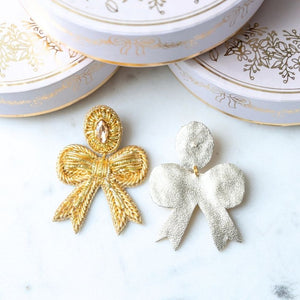 Festliche Soutacheohrringe als goldene Schleife