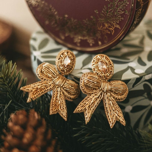 Festliche Soutacheohrringe als goldene Schleife